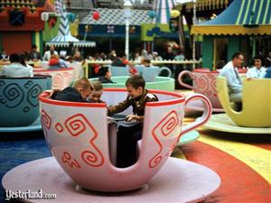在迪斯尼乐园的茶杯乘驾“width=
