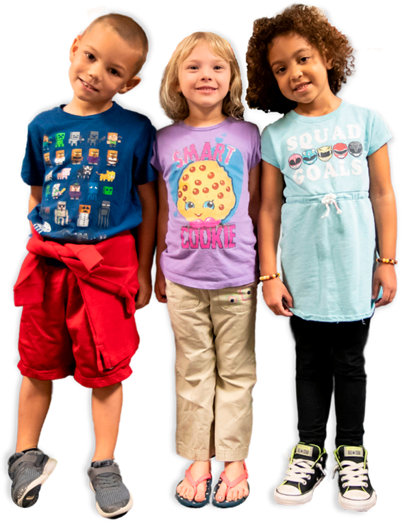 三个幼儿园的小学生(一男两女)穿着鲜艳的衣服，微笑着向前看。＂width=