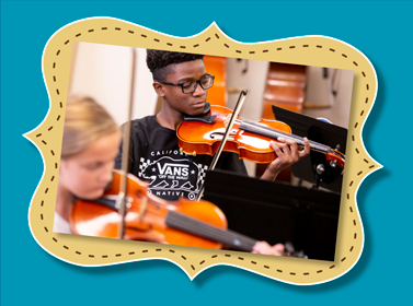 学生玩小提琴音乐“width=